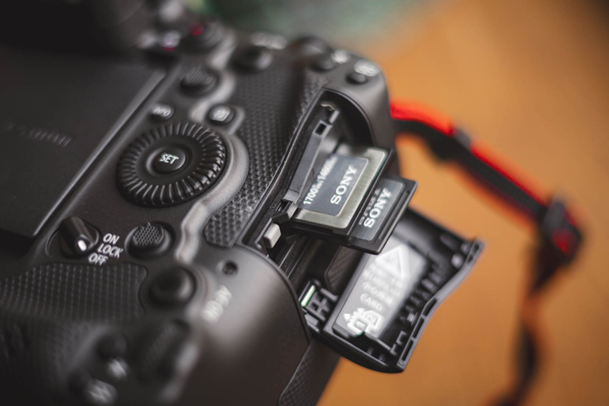 A close-up of a digital camera with Auto Draft enabled shows a Sony SD card partially inserted into its memory card slot.
