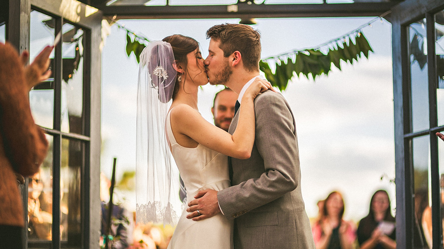 wedding ceremony first kiss