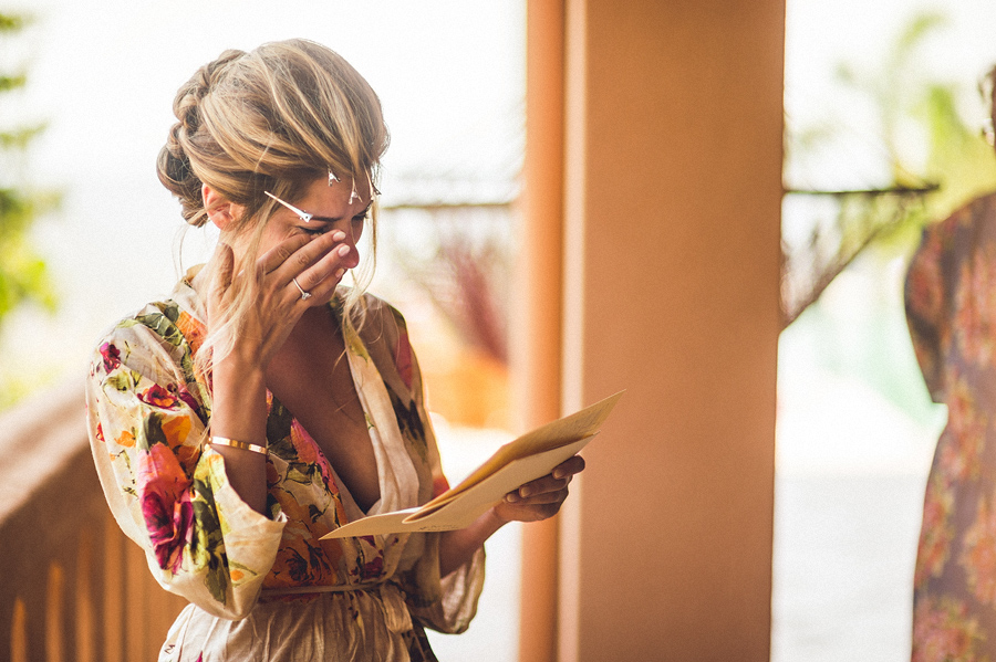 storyboard034 bride receives wedding gift